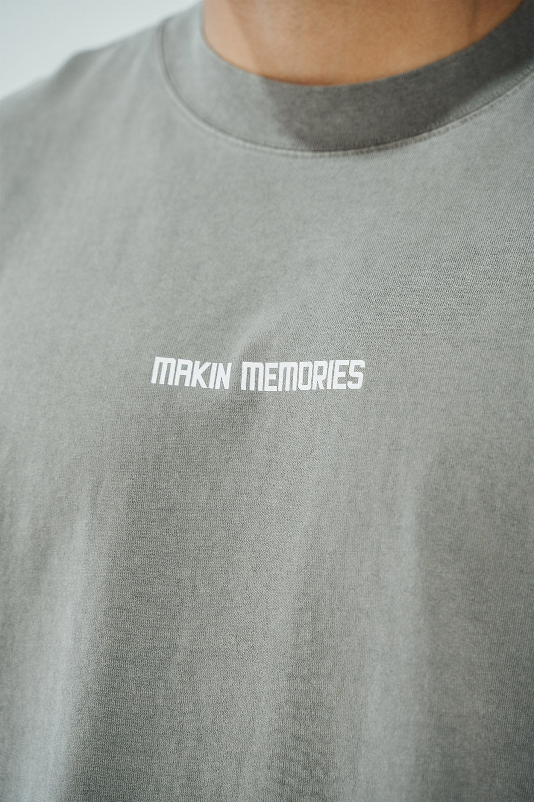 ICONIC TEE IN FADED GREY